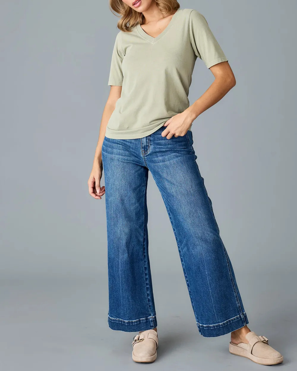 Chic Seagrass V-Neck Short Sleeve Top