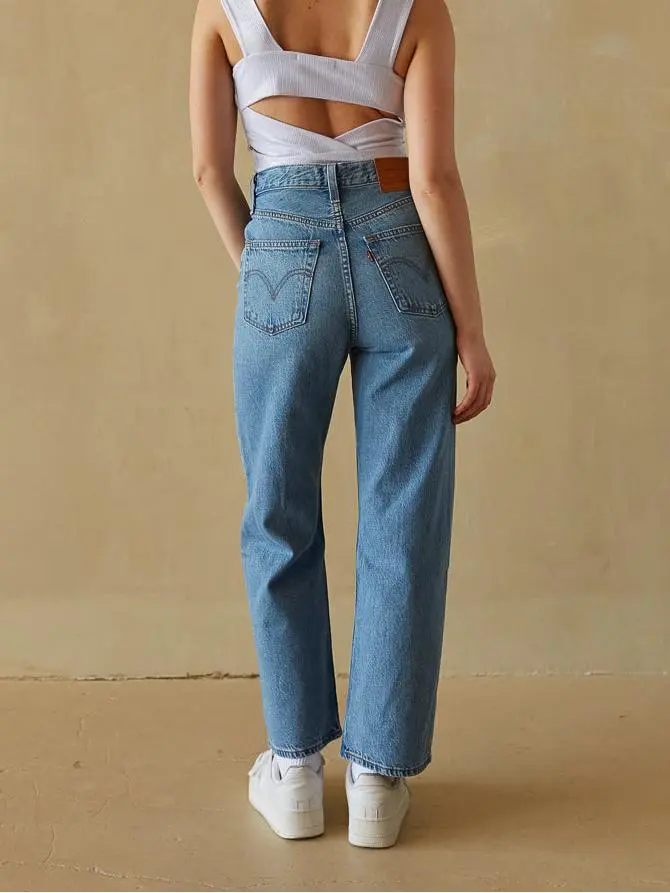 Levi's Ribcage Straight Ankle Jeans In The Middle