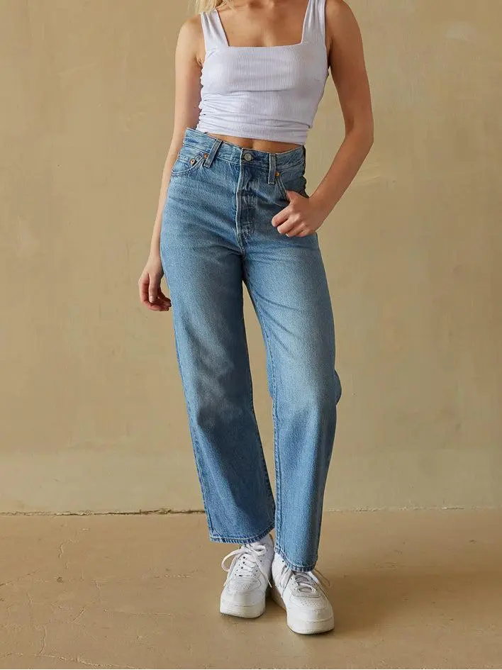 Levi's Ribcage Straight Ankle Jeans In The Middle