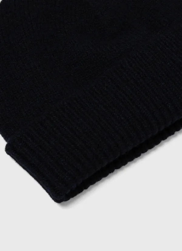 Black Knitted Beanie With Slim Fit For Urban Chic